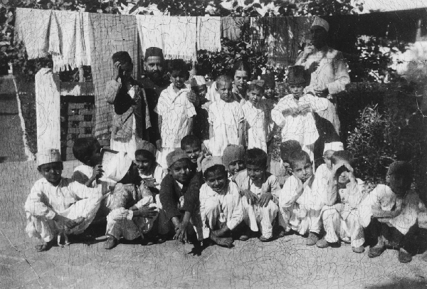 Friday morning bath day
at the Jamia. Photo circa 1933. Zakir Husain, Gerda Philipsborn.
Credit: UCSD.