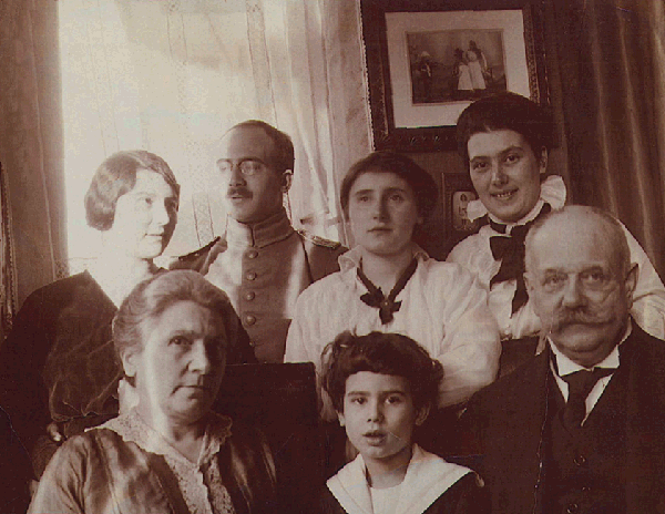 Jacob Philipsborn
family in the Berlin apartment, circa 1919. Back row: Claire, Artur,
Gerda, Lizzie.